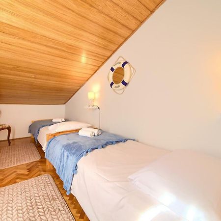 Apartment Galerija By El-Pi Tours Njivice Bagian luar foto