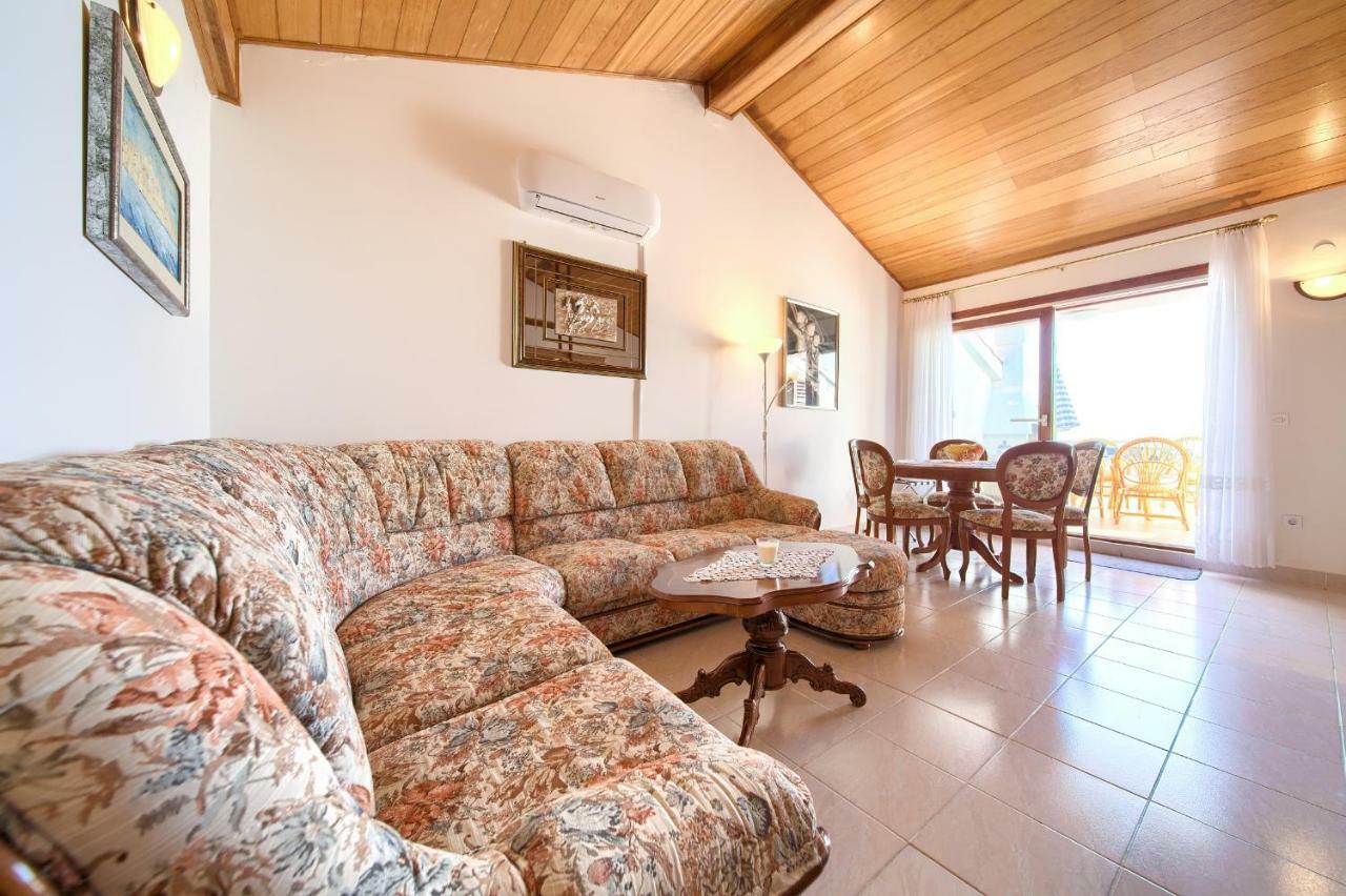 Apartment Galerija By El-Pi Tours Njivice Bagian luar foto