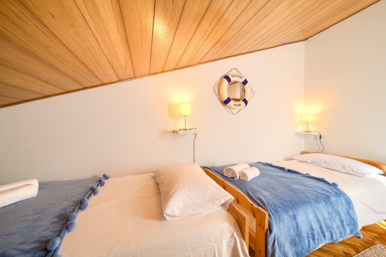 Apartment Galerija By El-Pi Tours Njivice Bagian luar foto
