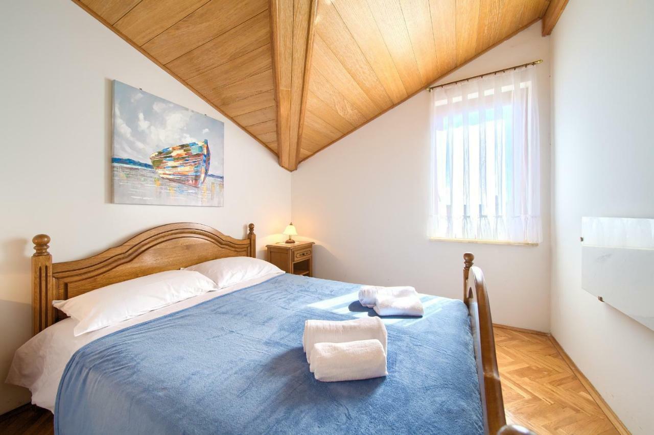 Apartment Galerija By El-Pi Tours Njivice Bagian luar foto