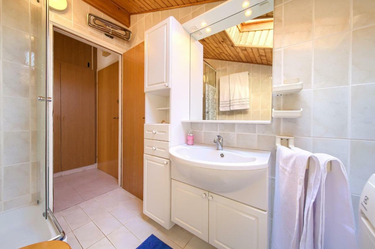 Apartment Galerija By El-Pi Tours Njivice Bagian luar foto