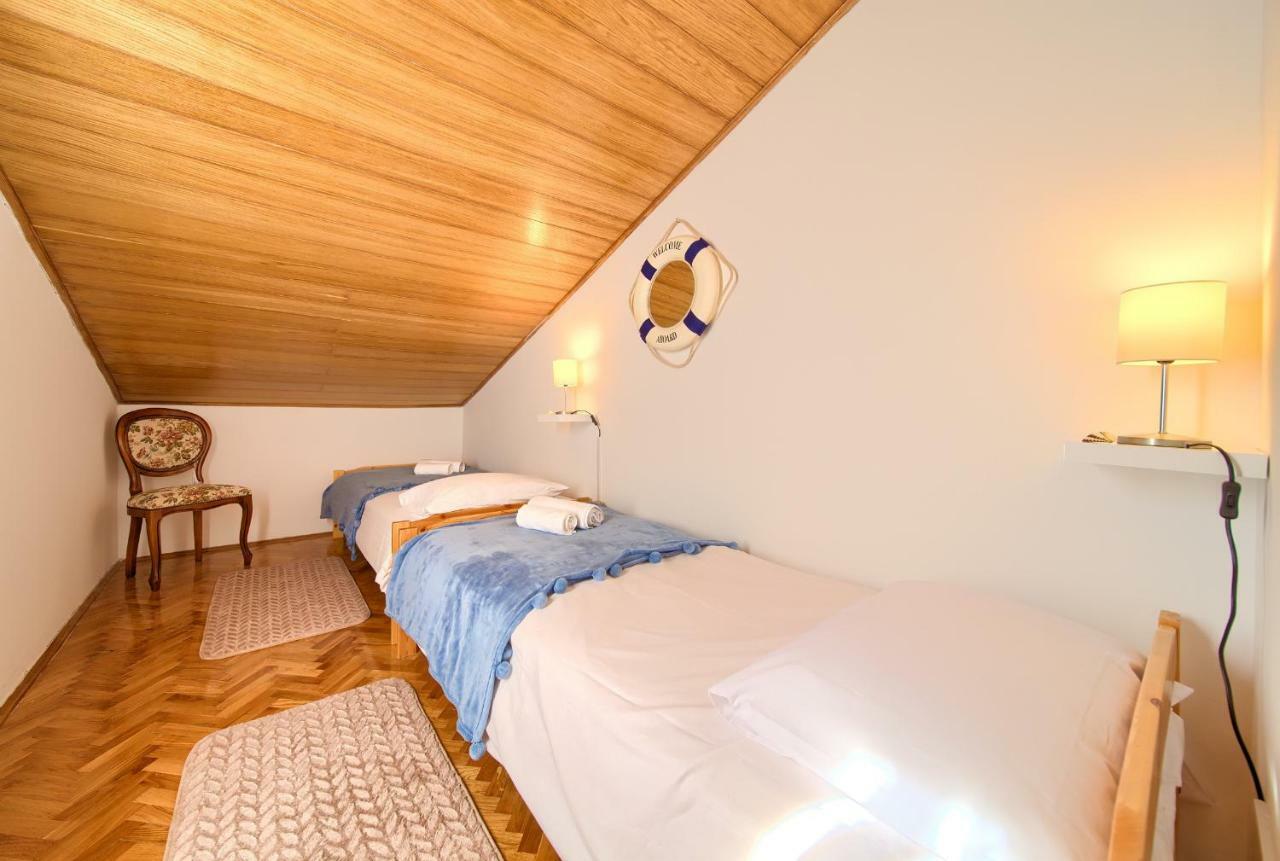 Apartment Galerija By El-Pi Tours Njivice Bagian luar foto