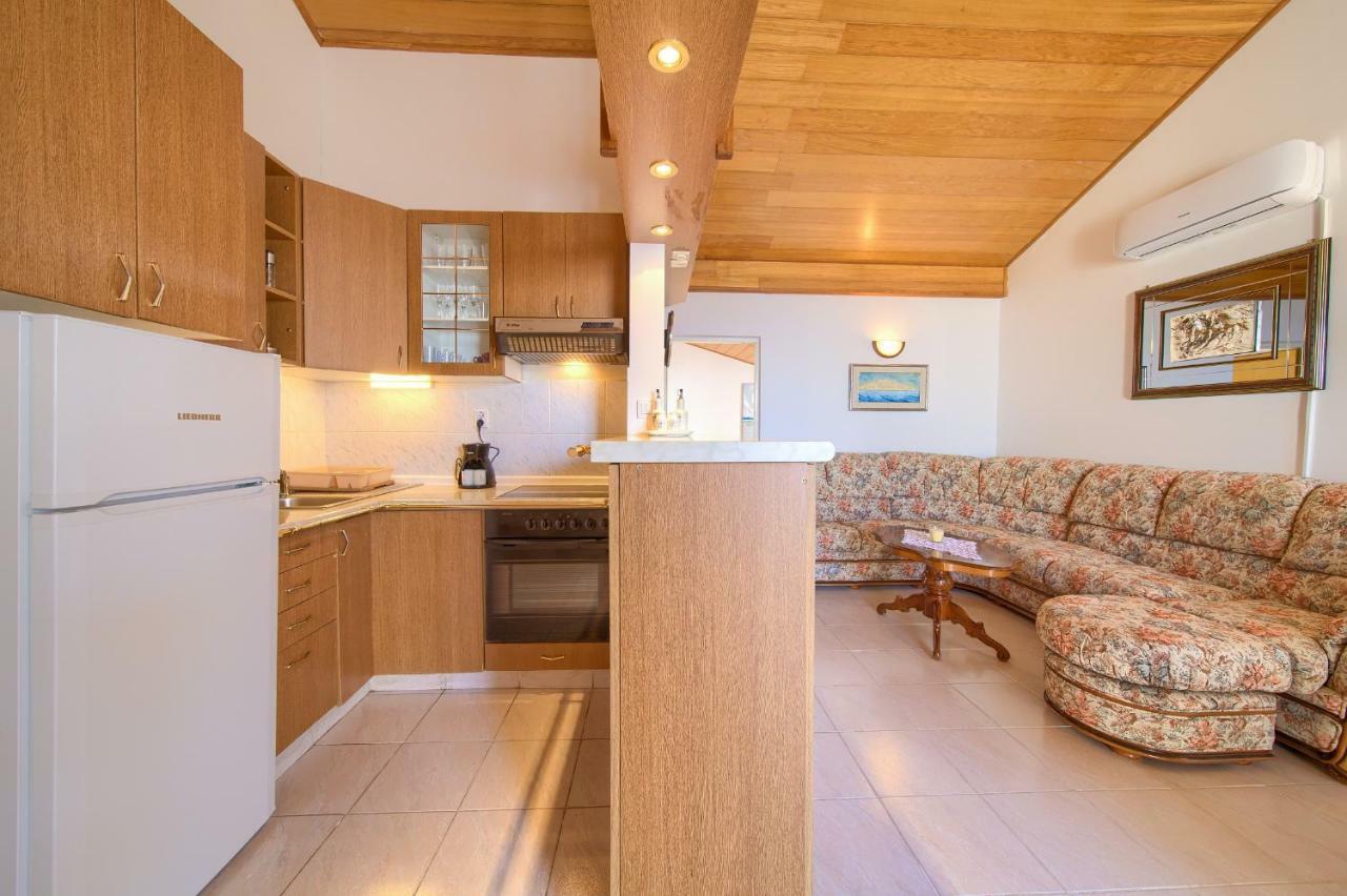 Apartment Galerija By El-Pi Tours Njivice Bagian luar foto